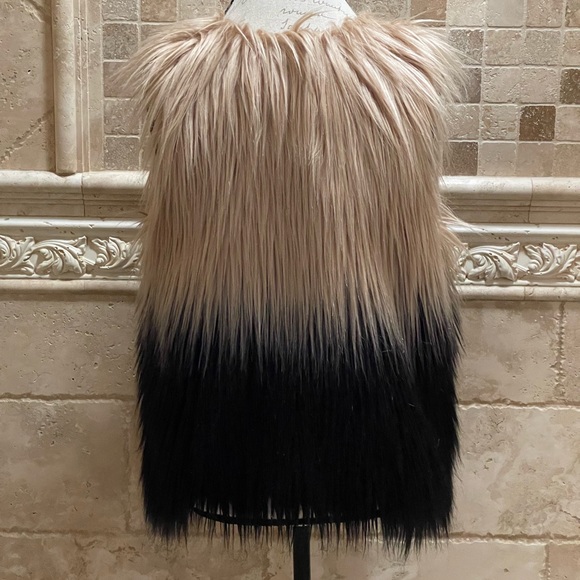 Skies Are Blue ombre faux fur vest - Picture 6 of 8